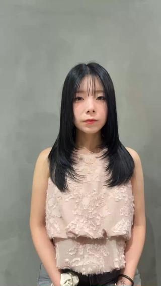 ストレートをかけて、顔周りにレイヤーを入れてます!