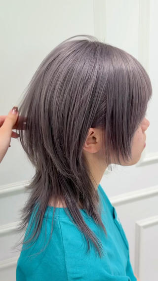 ラベンダーグレー&ロングウルフ
ブリーチ2回からできるラベンダー×グレー
残留や赤みをしっかり抑えつつ色落ちまで可愛いを保てます
顔周りにガッツリ短いレイヤーを作り
襟足は元々の長さを活かしたウルフカット
表面と顔周りは内巻き襟足は外ハネにするだけでセット完了
NYNY垂水店/神戸美容室
レイヤーカット/ハッシュカット/ツヤ感カラー
はお任せください
一人ひとりの「変わりたい」に寄り添い、
毎日のスタイリングが楽しくなるヘアを大切にしています
ワンカールで可愛く決まるレイヤースタイルをご提案