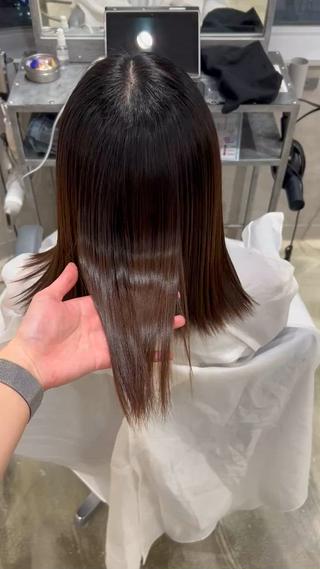 髪に優しいお薬を選定することで普段は巻き髪も楽しめるナチュラルストレートです
