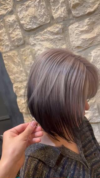【white roots color】
ホワイト × ブラック️で作るデザインルーツカラー
王道でかつ大人気
お客様に似合うヘアスタイルやライフスタイルに合ったスタイルを提供致します。
ハイトーンカラー、デザインカラー是非一度お任せ下さい!!