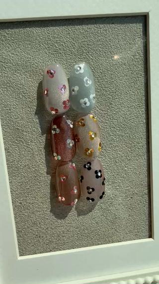 春を意識したフラワーネイル
お好きなカラーで可愛くも大人っぽくもなります♡