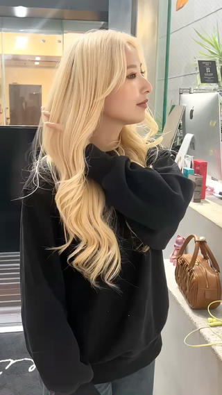 ロング カラー CHERIEブリーチ ダブルカラー 天神のヘアスタイル