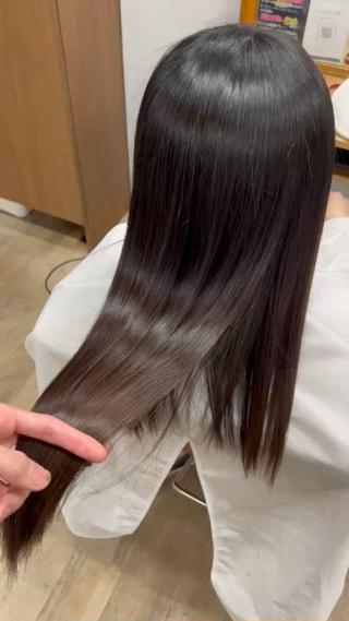 縮毛矯正は、くせ毛に悩んでいる方にとても役立つ施術です。自然なストレートヘアに仕上がるので、お手入れがぐっと楽になりますよ。
ぜひ自分の希望や不安なことを伝えてみてくださいね。
髪に縮毛矯正の薬剤を塗った後、熱を使って髪の形を整えていきます。施術には2〜4時間かかることが多いですが、リラックスしながら待つことができます。
仕上げに髪を洗ってトリートメントをしてもらい、スタイリングされると、すてきなストレートヘアが出来上がります!サロンから帰った後は、専用のシャンプーやトリートメントを使うと、毛髪の状態を良く保てますし、定期的なメンテナンスもおすすめです。