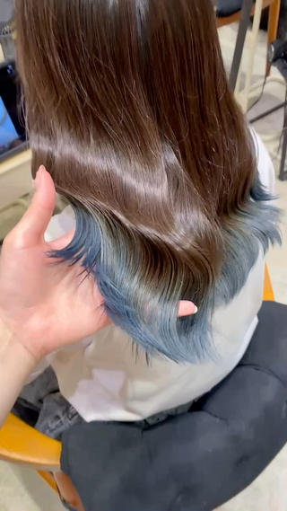 夏らしく涼しげな裾カラーになります
ブリーチを使った裾カラーになります 