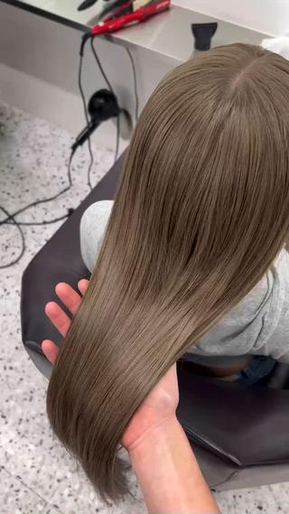 ヘーゼルベージュ
秋におすすめのカラー明るいのに上品で更に透明感もプラスされるのでおすすめです