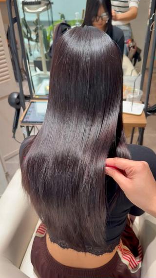 うるツヤ髪を叶える水素メニュー
水素カラー×水素ストレートで、思わず触れたくなるような艶髪に
透明感たっぷりのピンクラベンダーカラーで、暗髪でも重たく見えず柔らかい印象に仕上がります
・広がりやうねりが気になる
・ ダメージを抑えながら綺麗に伸ばしたい
・艶感のある上品カラーにしたい
そんな方におすすめです
水素の力でカラーやストレートによる負担を軽減し、施術後も指通りなめらかな仕上がりに
梅雨時期や湿気で髪がまとまりにくい方もぜひお任せください!
#水素カラー #水素ストレート #ピンクラベンダー #艶髪 #髪質改善 #美髪カラー #韓国ヘア #暗髪カラー