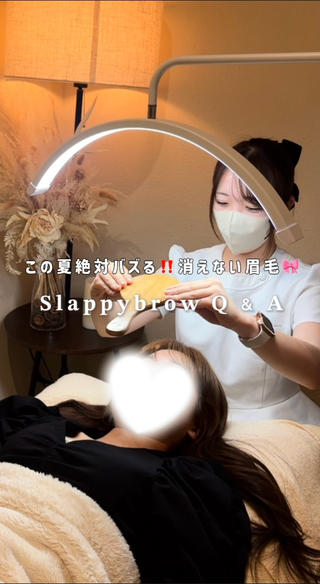 【Slappybrow Q&A】
落ちない眉毛が作れるスラッピーブロウ
よく聞かれる質問5つに答えてみた
『まずスラッピーブロウってなに?』
スラッピーブロウとは、
アートメイクでもティントでもない
パウダーをしたかのような眉の仕上がりが
1~2週間続く施術です
ハーブ100%の植物色素を皮膚に
定着させることで色をつけることができます♡
~こんな形におすすめ♪~
〇毎朝の眉メイクを時短したい
〇自己処理で眉尻が薄い
〇アートメイクは不安
〇眉メイクが汗や皮脂で崩れてしまう
夏のレジャー、旅行、ジム、サウナが
好きな方にもおすすめなメニューです