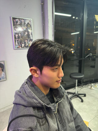 大阪梅田でダウンパーマなら是非お任せください
投稿は保存してカウセリングの際にご使用ください
・はちがはりやすい
・ボリュームを抑えたい
・韓国人みたいな綺麗なシルエットにしたい
こんなお悩みをお持ちではないですか?
解決させていただきます
もみあげやボリュームはダウンパーマで整える
癖毛の方は曲がる縮毛矯正で可能です!