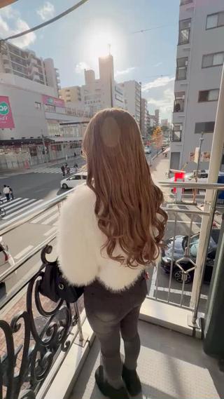 透明感ミルクティーベージュ
赤みをしっかり抑えた柔らかいベージュカラー。
ベージュをベースに、ほんのりアッシュを加えることで
“光に透ける透明感” を引き出しています。
⸻
色の見え方
• 屋外: ふんわり明るく、透明感が強く見える
• 室内: 上品でまろやかなベージュに見える
⸻
仕上がりのポイント
巻いたときの立体感が出るように
明るさと深みを自然に調整したバランスカラー。
明るすぎず暗すぎない “大人可愛いミルクティー” を表現。
⸻
こんな方におすすめ
• 赤みが気になりやすい
• 柔らかく見える髪色にしたい
• 大人っぽい透明感が欲しい