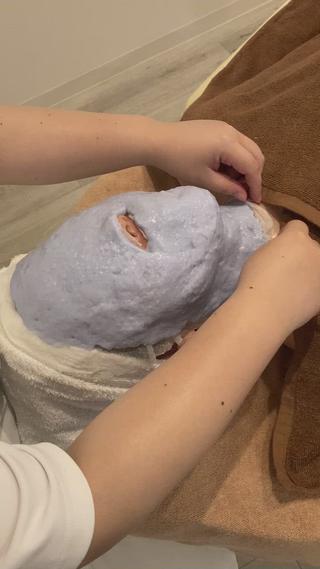 ゆっくり美容液成分を浸透させた後、
マスクをゆっくり外していきます

通常使う10倍量の美容液成分を　ギュッと一気に
肌の奥の奥まで届かせます。

マスクを外した後は
普段より一回り顔も小さくなり
柔らかいモチモチした
明るい透明感のあるお肌に仕上がります

『一回であがる変わるエステ』を
ご堪能下さい 