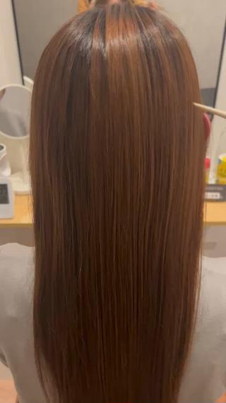 艶髪トリートメント‬
縮毛矯正をしたかのような柔らかい手ざわりに！
梅雨の時期の広がりもこのトリートメントで綺麗にしましょう 