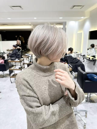 日本人の骨格や悩みに合わせた丸みとくびれのバランス◎
短すぎないショートなので、
“初めてでもチャレンジし易い長さバランス”になっております。
顔型、髪質問わないオールマイティStyleです。
ショートにしたいが勇気がでない…
切られすぎてトラウマ…
重すぎてもちが悪い…
垢抜けない…
是非ご相談ください。