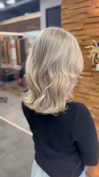 ミディアム RIEブリーチ& エクステ特化型のヘアスタイル