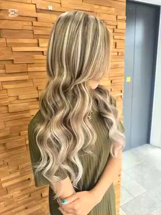 ロング RIEブリーチ& エクステ特化型のヘアスタイル
