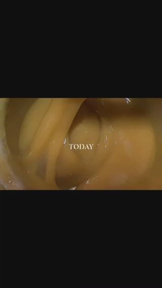 こんにちは
暑い暑い暑いぃぃ
溶けそう
毎日、私の大好きな松ヤニワックスで
お客様のお顔をキレイにするのが
幸せな時間です
なぜなら
Honey Salonの美肌改善フェイシャルエステは
その日に実感していただけるからです
どんなに高級なスキンケアをしても
お肌の土台が整っていないと
奥までしっかり吸収もしません
なので、お肌の皮脂、古い角質、いらない産毛
全部キレイにしちゃいましょ〜
化学成分不使用の天然温感松ヤニワックス
是非、体感してみてください