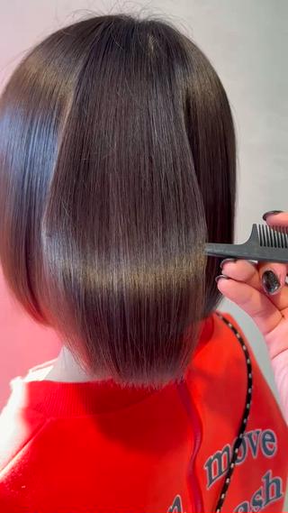 ケラチントリートメント髪の毛の主成分であるケラチンを補給しながら、ケアしていきます!トリートメントなのにストレート効果あります!縮毛矯正とはちがうので100%はストレートになりませんが、パヤパヤ毛が気になる方などにはオススメです!
過去1で質感変わるトリートメントです!ぜひお試しください