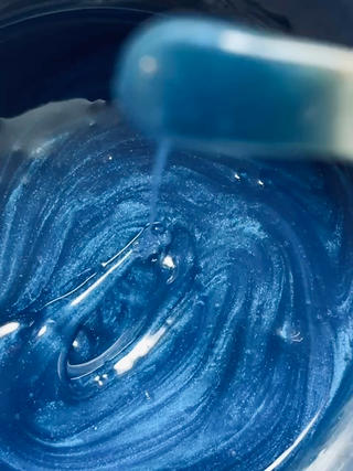 【 NEW Wax 】
最近導入した新しいWax…
アイブロウ/フェイスワックスにて使用
真っ青できれいな色味がアズレンという
成分によるもので、炎症を抑える作用のある
お肌に優しいワックスです!
通常のものより赤み、痛みが少ないとされ
お出かけ前のメンテナンスにも◎
※アイブロウに関して
大事なイベント前は、眉毛の状態によって理想の仕上がりにはならない為、数回(1回/3-4週ペース)かけて整えることをおすすめします!