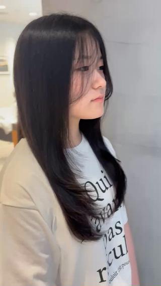 セミロング ERII /伏見 カットモデル募集中!のヘアスタイル