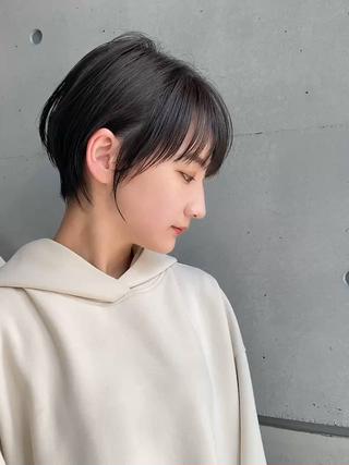 ショートカットの黒髪
可愛くさせて頂きます^ ^