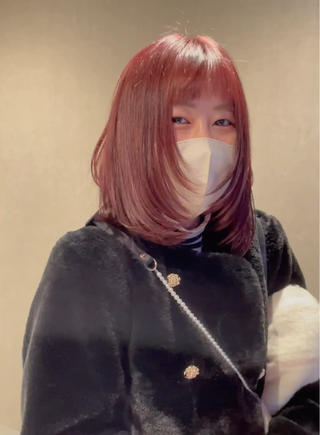 ブラウンを混ぜた派手すぎないピンクカラーと
顔まわりをザクザク切り込んだレイヤーカット︎