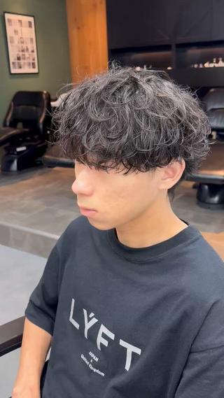 上げ下ろしノーセット 全てがかっこいいシャドウパーマ

巻き方1つでセットが楽になり尚ノーセットでもかっこいいシャドウパーマを作ることができます！

是非1度ご予約して見てください！ 