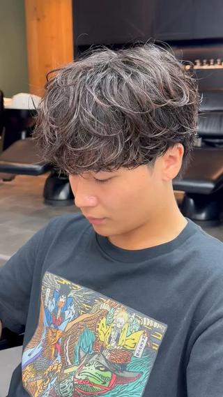 Top stylist Yu-Kiです!
王道活めちゃかっこいいシャドウパーマ
今なら平日激安でやっています!
初パーマの人も是非おまかせください!