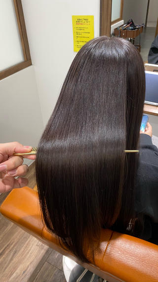 #艶髪ストレート
艶髪ストレートのブローのみ仕上げ。
髪の状態を見極め、艶のコントラストを最大限まで
引き出します。
毛先も従来のようにピンピンせず、自然な丸みを作り上げます。