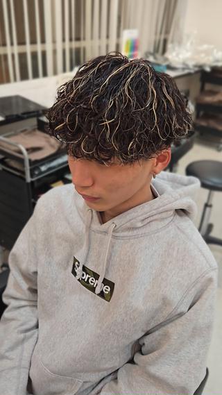 波巻きパーマ×ハイライト
今でも人気な波巻きパーマ、ハイライトを入れると更にオシャレになります!