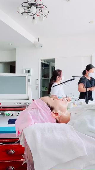 先輩と先輩のお姉さんと一緒に仕事しております