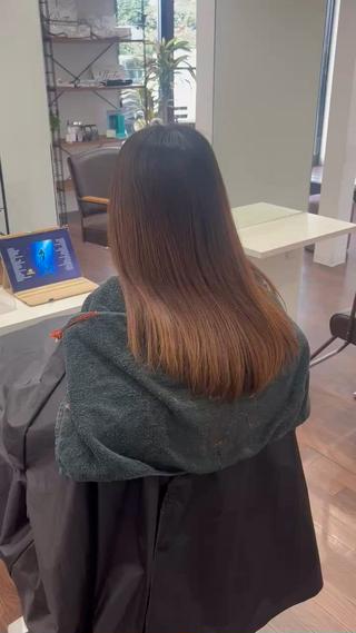 ブリーチなしのベースのお客様です
オリーブをプラスすることで退色後に気になる赤みをおさえます