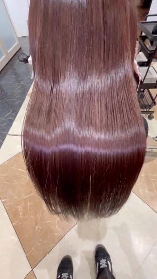 業界初の熱で色落ちしにくいカラーを使用したダメージが少なく艶と手触りがすごくいいです!
縮毛矯正をしている髪へのカラーはこちらがおすすめです!
圧倒的な艶カラー是非お試しください!
