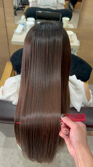 柔らか質感で女の子らしい艶髪に
僕が施術する酸性ストレートは、ただクセを伸ばすだけ
じゃなく“柔らかさ”と“自然なツヤ”に拘ってます
ピンピンにならず、毛先までしなやかにまとまるから、
触れたくなるような柔らかストレートに
ダメージを抑えながら、潤いとツヤを引き出して女の子
らしい優しい雰囲気に仕上げます
真っすぐすぎない、ふんわりストレートが好きな方に
おすすめです