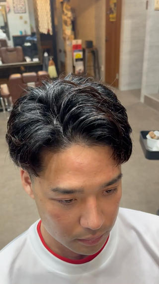 あえて分け目をわかりづらくセットすることにより正面から見た時大人っぽい印象を与えることができます!!