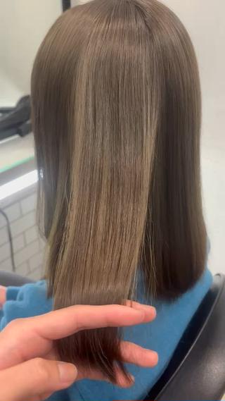 【透明感カラー】
複雑な履歴が無ければ1度のベース作りで透明感のある色が綺麗に入ります!
今日のお客様
職場でも明るい髪色の人が増えてお客様自身も
したい!とのこのでした
赤みが苦手とのことで赤みを抑えてカーキベー
ジュにしました!