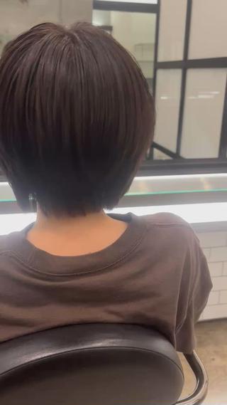 ブリーチ歴のあるお客様でしたが、この先髪を伸ばしていきたいと言うことでした!
今回は複雑な履歴を作ることは避けワンカラーで透明感と艶感のあるブラウンにしました
#ブリーチなし#ブリーチなし#透明感カラー#透明感#べージュカラー#ブラウンベージュ#マロンブラウン #ミルクティーベージュ#カーキベージュ #艶カラー
