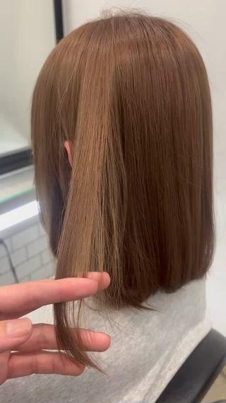 複雑な履歴が無ければ1度のベース作りで透明感のある色が綺麗に入ります!
ベージュ系にしたいとのことで赤みを削りながら、透明感あるブラウンベージュにしまた