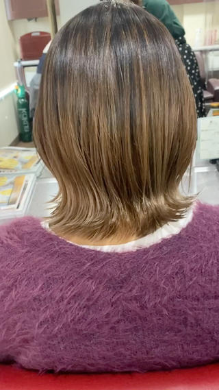 くびれ感がでるうっすらレイヤーの外ハネスタイル
ハイライト×グラデーションでオシャレ感たっぷりのカラーです(ブリーチ必須です。)