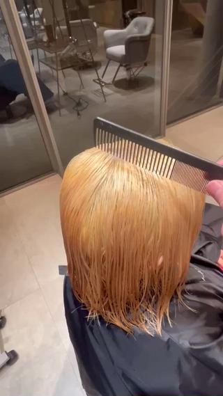 オンカラーなしの抜きっぱなしブロンド
一回のブリーチで毛先まで綺麗に繋げられると長くハイトーンを楽しめますね♪