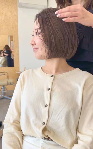 ぷつっとラインのまとまりボブ × 柔らかベージュ
乾かすだけでまとまりやすい、扱いやすさ重視のボブスタイル♡!
赤みを抑えた柔らかいベージュカラーで、透明感と艶感をプラスしました
「ボブにしたいけど似合うか不安…」
「朝のセットを簡単にしたい!」
そんな方はぜひ一度ご相談ください
クーポンもご用意しております
ご予約は下のメニューからお待ちしております