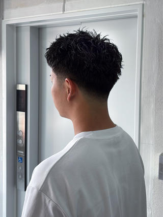 ハイショート × ローフェード × ピンパーマ

刈り上げは0mmから自然なグラデーションで。
ピンパーマでラフな動きをプラスし、セットしやすい質感に。

短髪でもしっかり動きが出る、清潔感と男らしさを兼ね備えたスタイル

ご予約は
プロフィールURL/DM/TELから
お待ちしております

———————————————————————————
【烏丸御池店】
京都市中京区釜座町4−1 京都三条スクエアビル3F
︎075-585-4702
———————————————————————————

.
 