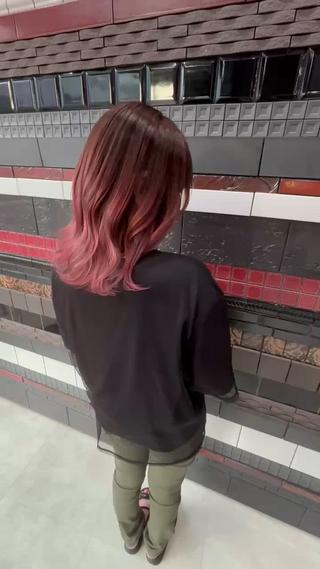 ピンクのグラデーションカラー
ケアブリーチをしてダメージ最小限の
うる艶カラー