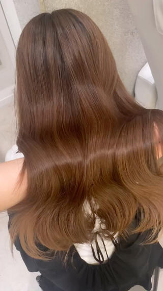 Hazel Brown
お肌馴染みのいい、柔らかいブラウンカラー
トリートメントと一緒にカラーを乗せる事で、ツヤのあるぷるぷるヘアが叶います是非ご一緒に