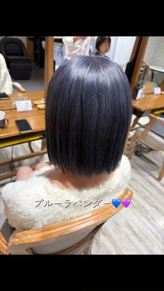 ブリーチ×縮毛履歴からつくる
透け感たっぷりのブルーラベンダー

くすみすぎない、でもしっかり赤み消し◎
光に当たると柔らかく透けるカラーに

履歴が複雑でも可愛くします
 