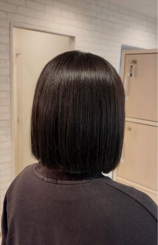深みのある暗髪でも、重たく見せない。
光に当たったときに透ける透明感と、面で感じる艶が魅力のカラー。

ただ暗いだけじゃなく、柔らかさと上品さを引き出す色味に仕上げています。

乾かすだけでまとまる質感と、つるんと揃ったラインで
より一層、艶が際立つスタイルに。

暗髪にしたいけど重く見せたくない方におすすめです◎ 