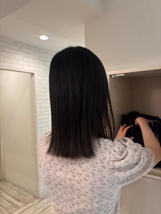 透明感たっぷりのグレージュカラー

赤みを抑えながら、柔らかく透けるような質感に。
光に当たるとさらに透明感がアップして、ナチュラルなのにしっかりおしゃれな印象に仕上がります

 赤みが気になる方
 柔らかいカラーにしたい方
 色落ちまで楽しみたい方

一人ひとりの髪質やベースに合わせて、ぴったりのグレージュをご提案します

ご予約・ご相談はDMまたはプロフィールのリンクからお待ちしております

#グレージュ #グレージュカラー #透明感カラー #ベージュカラー #オリーブグレージュ #艶カラー #ブリーチなしカラー #ダブルカラー #ヘアカラー #美容室 