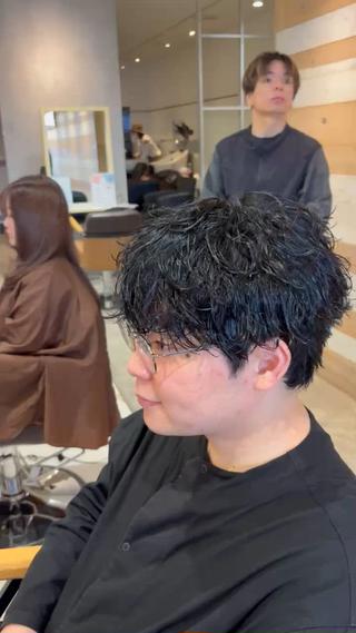 【スパイラルミックスパーマ】

無造作な動きとラフな質感をMIXした、セットが楽になるスパイラルパーマ◎
強すぎないカール感で、ナチュラルだけどしっかり雰囲気の出るスタイルです！

ワックスを揉み込むだけで束感・立体感が出るので、直毛で動きが出にくい方や、朝のセットを簡単にしたい方にもおすすめ◎

マッシュベースとの相性も抜群で、メガネやファッションにもハマる“抜け感メンズヘア”に仕上げます！

#メンズパーマ #スパイラルパーマ #ツイストスパイラル #ニュアンスパーマ #メンズマッシュ #無造作ヘ 