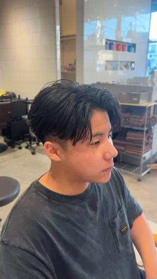 メンズニュアンスパーマ

毛流れニュアンスパーマ◎
直毛でも自然な動きが出る、ナチュラルなメンズパーマです！
朝は軽く濡らしてワックスを馴染ませるだけで簡単にセット可能◎

* 初パーマにもおすすめ
* 校則・会社でも馴染みやすい
* センターパートとの相性◎

ナチュラルなのにキマる◎
強すぎないパーマで、清潔感と動きをプラス。
フェード・短髪にも合わせやすいニュアンスパーマです！

 