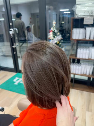 ハイライトカラー
中の方までしっかり入ってるので、
かきあげてもしっかり可愛いスタイルに仕上げます(* 'ᵕ' )☆