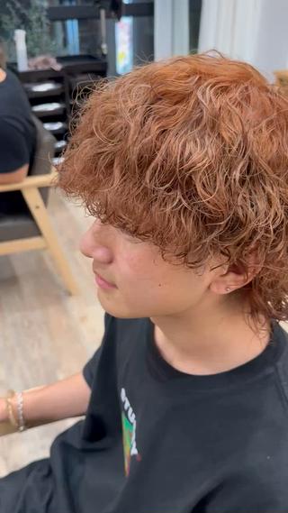 メンズウルフカット×スパイラルパーマ×ブリーチカラー