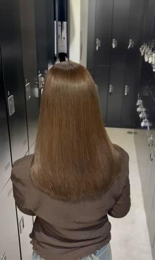柔らかく艶のある自然なブラウンカラー
トリートメントにより、より綺麗なツヤと、質感を高めた仕上がりです